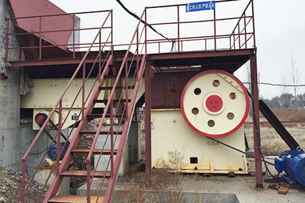 制砂機(jī)制砂現(xiàn)場(chǎng)(圖1)